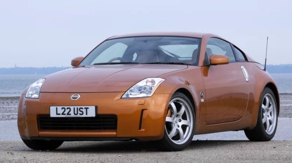 350Z беше пуснат в критичен момент за Nissan, тъй като периодът на финансова нестабилност в края на 90-те години на миналия век принуждава компанията да влезе в партньорство с Renault, за да продължи да съществува. Тази нестабилност също така означава, че предишната кола от серията Z, 300ZX, е лишена от наследник, оставяйки Nissan без спортни автомобили в гамата си за първи път от десетилетия.
350Z пристига през 2003 г. и представлява модерна версия на класическата формула, която превръща 240Z в глобална сензация преди половин век: тя е ясна, стилна и най-важното – осигурява изключително изживяване при шофиране.
Отзивите по това време изтъкват отличното му управление и предлаганите 287 конски сили от V-образния 6-цилиндров двигател, което Car and Driver посочва, че е само малка част от това, което се предлага в Porsche 911 по онова време, освен че Porsche струва над два пъти повече. Въпреки мощността си, V6 двигателят също е забележително надежден, най-вероятно благодарение на факта, че е изпитан и тестван агрегат, който се използва широко - от Altima до SUV-а Infiniti QX4.
